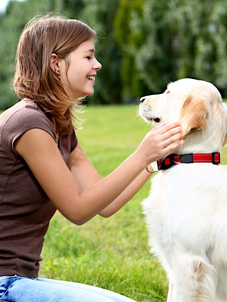 Junge Frau mit ihrem Labrador Retriever