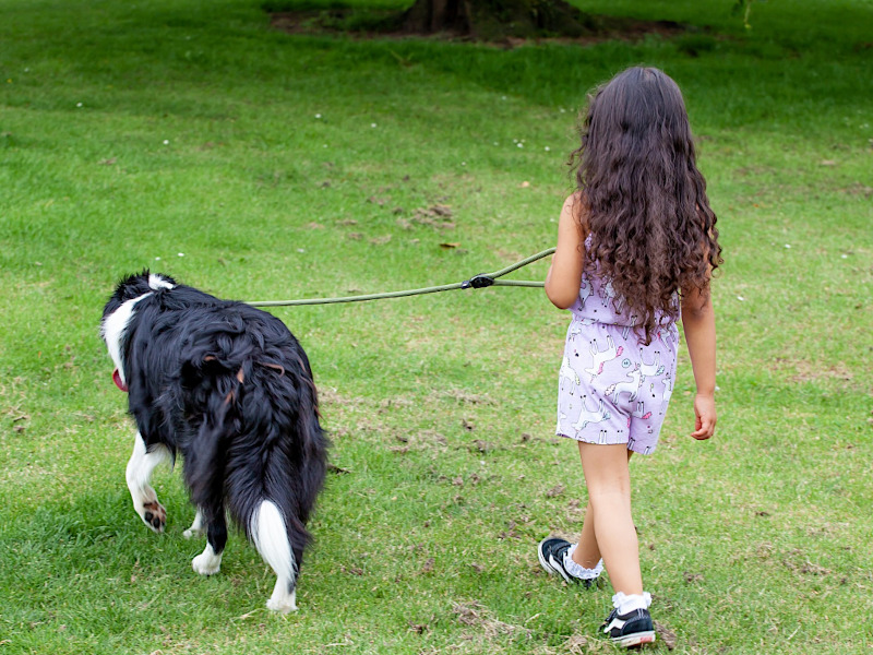 Kind mit Hund an der Leine